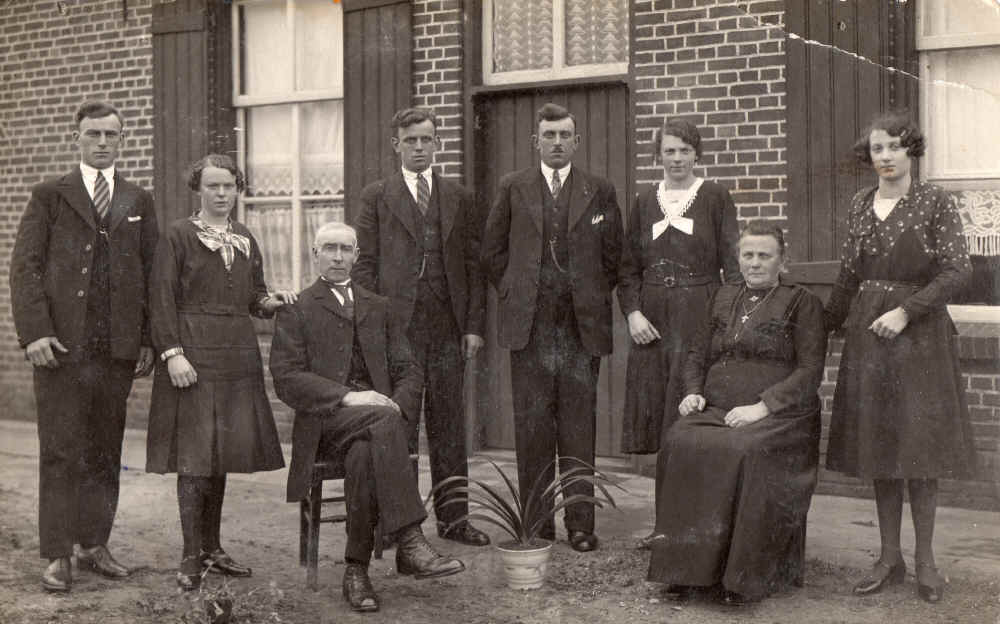 Fam. Johannes Stephanus van Ewijk  en Wilhelmina Johanna van Dinther en kinderen .jpg (1407084 bytes)